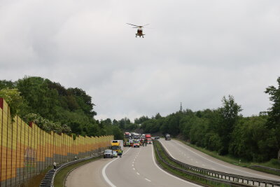 Vollsperrung auf A72: Rettungshubschrauber im Einsatz - Kurz nach 12 Uhr kam es auf der A72 zwischen den Anschlussstellen Hartenstein und Zwickau Ost in Fahrtrichtung Hof auf Höhe der Ortslage Zschocken zu einem Verkehrsunfall. Foto: Niko Mutschmann