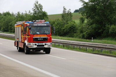 Vollsperrung auf A72: Rettungshubschrauber im Einsatz - Kurz nach 12 Uhr kam es auf der A72 zwischen den Anschlussstellen Hartenstein und Zwickau Ost in Fahrtrichtung Hof auf Höhe der Ortslage Zschocken zu einem Verkehrsunfall. Foto: Niko Mutschmann