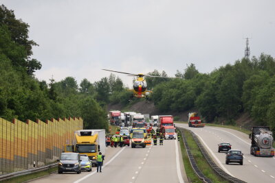 Vollsperrung auf A72: Rettungshubschrauber im Einsatz - Kurz nach 12 Uhr kam es auf der A72 zwischen den Anschlussstellen Hartenstein und Zwickau Ost in Fahrtrichtung Hof auf Höhe der Ortslage Zschocken zu einem Verkehrsunfall. Foto: Niko Mutschmann