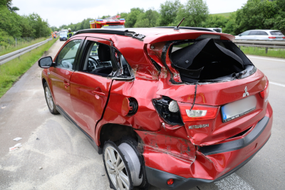 Vollsperrung auf A72: Rettungshubschrauber im Einsatz - Kurz nach 12 Uhr kam es auf der A72 zwischen den Anschlussstellen Hartenstein und Zwickau Ost in Fahrtrichtung Hof auf Höhe der Ortslage Zschocken zu einem Verkehrsunfall. Foto: Niko Mutschmann