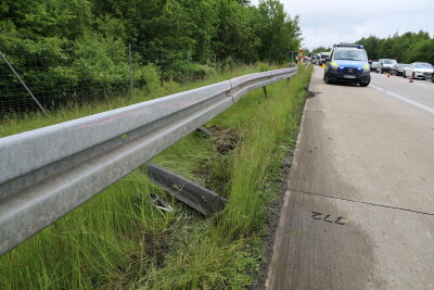 Vollsperrung auf A72: Rettungshubschrauber im Einsatz - Kurz nach 12 Uhr kam es auf der A72 zwischen den Anschlussstellen Hartenstein und Zwickau Ost in Fahrtrichtung Hof auf Höhe der Ortslage Zschocken zu einem Verkehrsunfall. Foto: Niko Mutschmann