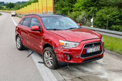 Vollsperrung auf A72: Rettungshubschrauber im Einsatz - Kurz nach 12 Uhr kam es auf der A72 zwischen den Anschlussstellen Hartenstein und Zwickau Ost in Fahrtrichtung Hof auf Höhe der Ortslage Zschocken zu einem Verkehrsunfall. Foto: Niko Mutschmann