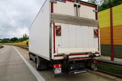 Vollsperrung auf A72: Rettungshubschrauber im Einsatz - Kurz nach 12 Uhr kam es auf der A72 zwischen den Anschlussstellen Hartenstein und Zwickau Ost in Fahrtrichtung Hof auf Höhe der Ortslage Zschocken zu einem Verkehrsunfall. Foto: Niko Mutschmann