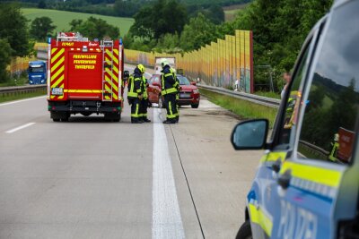 Vollsperrung auf A72: Rettungshubschrauber im Einsatz - Kurz nach 12 Uhr kam es auf der A72 zwischen den Anschlussstellen Hartenstein und Zwickau Ost in Fahrtrichtung Hof auf Höhe der Ortslage Zschocken zu einem Verkehrsunfall. Foto: Niko Mutschmann