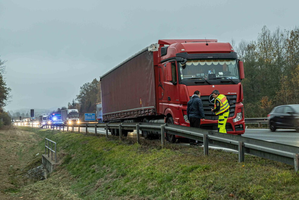 Vollsperrung auf A72: Unfall mit PKW und LKW - Vollsperrung auf A72 wegen Unfall mit PKW und LKW.