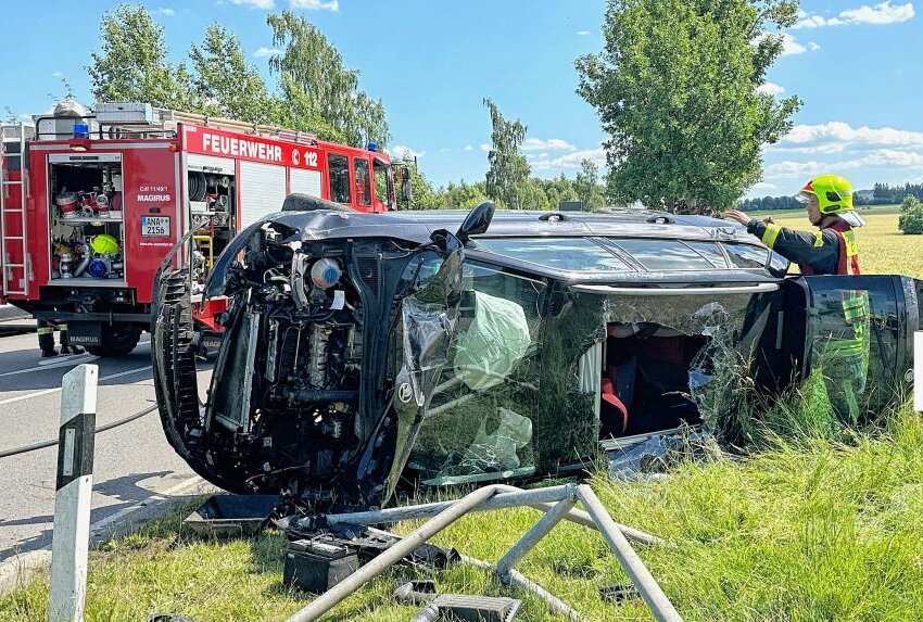 Vollsperrung Auf Bundesstraße Im Erzgebirge: PKW Durchbricht Geländer ...