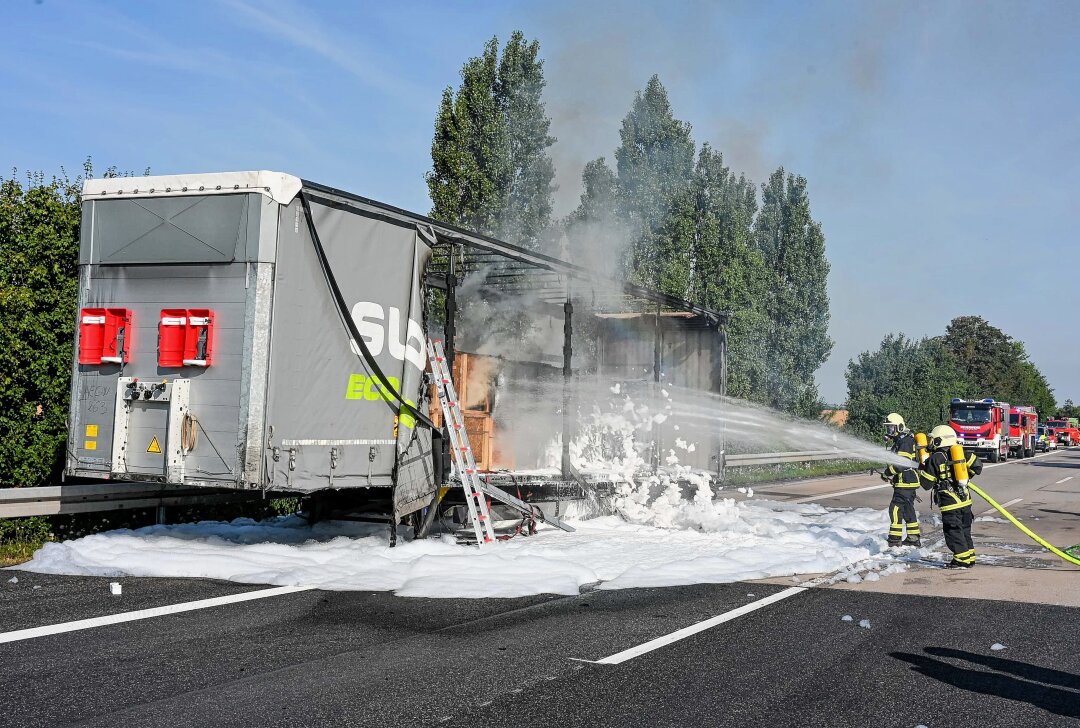 Vollsperrung auf der A14: LKW-Auflieger brennt bei Döbeln - Auf der A14 geriet ein LKW in Brand. Foto: EHL Media/Dietmar Thomas