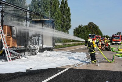 Vollsperrung auf der A14: LKW-Auflieger brennt bei Döbeln - Auf der A14 geriet ein LKW in Brand. Foto: EHL Media/Dietmar Thomas