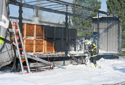 Vollsperrung auf der A14: LKW-Auflieger brennt bei Döbeln - Auf der A14 geriet ein LKW in Brand. Foto: EHL Media/Dietmar Thomas