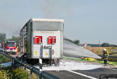 Vollsperrung auf der A14: LKW-Auflieger brennt bei Döbeln - Auf der A14 geriet ein LKW in Brand. Foto: EHL Media/Dietmar Thomas