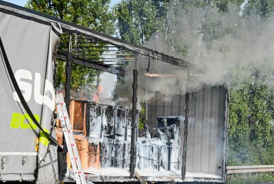 Vollsperrung auf der A14: LKW-Auflieger brennt bei Döbeln - Auf der A14 geriet ein LKW in Brand. Foto: EHL Media/Dietmar Thomas