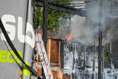 Vollsperrung auf der A14: LKW-Auflieger brennt bei Döbeln - Auf der A14 geriet ein LKW in Brand. Foto: EHL Media/Dietmar Thomas