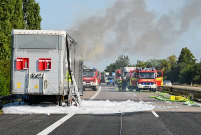 Vollsperrung auf der A14: LKW-Auflieger brennt bei Döbeln - Auf der A14 geriet ein LKW in Brand. Foto: EHL Media/Dietmar Thomas