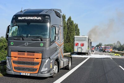 Vollsperrung auf der A14: LKW-Auflieger brennt bei Döbeln - Auf der A14 geriet ein LKW in Brand. Foto: EHL Media/Dietmar Thomas