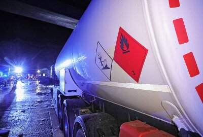 Vollsperrung auf der A17: Tanklastzug mit 36.000 Litern Benzin fängt Feuer - Tanksattelzug gerät in Flammen in der Nacht. Foto: Roland Halkasch