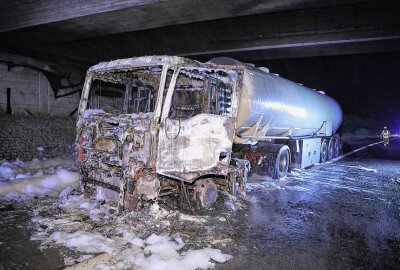 Vollsperrung auf der A17: Tanklastzug mit 36.000 Litern Benzin fängt Feuer - Tanksattelzug gerät in Flammen in der Nacht. Foto: Roland Halkasch