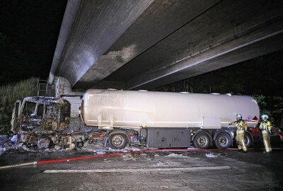 Vollsperrung auf der A17: Tanklastzug mit 36.000 Litern Benzin fängt Feuer - Tanksattelzug gerät in Flammen in der Nacht. Foto: Roland Halkasch