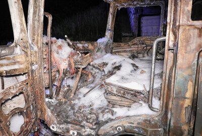 Vollsperrung auf der A17: Tanklastzug mit 36.000 Litern Benzin fängt Feuer - Der Fahrer konnte sich rechtzeitig in Sicherheit bringen Foto: Roland Halkasch