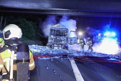 Vollsperrung auf der A17: Tanklastzug mit 36.000 Litern Benzin fängt Feuer - Tanksattelzug gerät in Flammen in der Nacht. Foto: Roland Halkasch