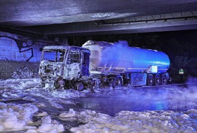 Vollsperrung auf der A17: Tanklastzug mit 36.000 Litern Benzin fängt Feuer - Tanksattelzug gerät in Flammen in der Nacht. Foto: Roland Halkasch