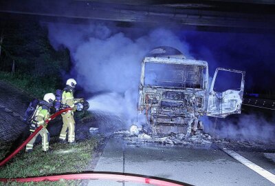 Vollsperrung auf der A17: Tanklastzug mit 36.000 Litern Benzin fängt Feuer - Tanksattelzug gerät in Flammen in der Nacht. Foto: Roland Halkasch