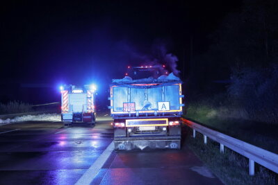 Nach dem LKW-Brand auf der A4 bei Chemnitz bleibt die Strecke zwischen Chemnitz Glösa und Chemnitz Ost vorübergehend gesperrt. Foto: ChemPic