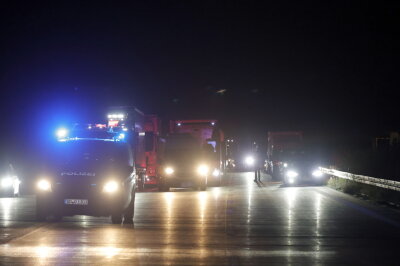 Nach dem LKW-Brand auf der A4 bei Chemnitz bleibt die Strecke zwischen Chemnitz Glösa und Chemnitz Ost vorübergehend gesperrt. Foto: ChemPic