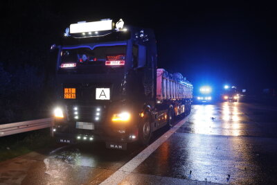 Die Feuerwehr löscht die Flammen am LKW, der Altbatterien transportierte, auf der A4 bei Chemnitz. Foto: ChemPic