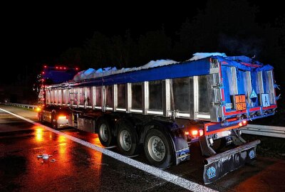 Vollsperrung auf der A4 bei Chemnitz: LKW-Ladung fängt Feuer - Der Fahrer eines LKW meldete einen Brand: Feuerwehr löscht schnell die Flammen auf der A4 bei Chemnitz. Foto: ChemPic