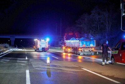 Vollsperrung auf der A4 bei Chemnitz: LKW-Ladung fängt Feuer - Die Feuerwehr löscht die Flammen am LKW, der Altbatterien transportierte, auf der A4 bei Chemnitz. Foto: ChemPic