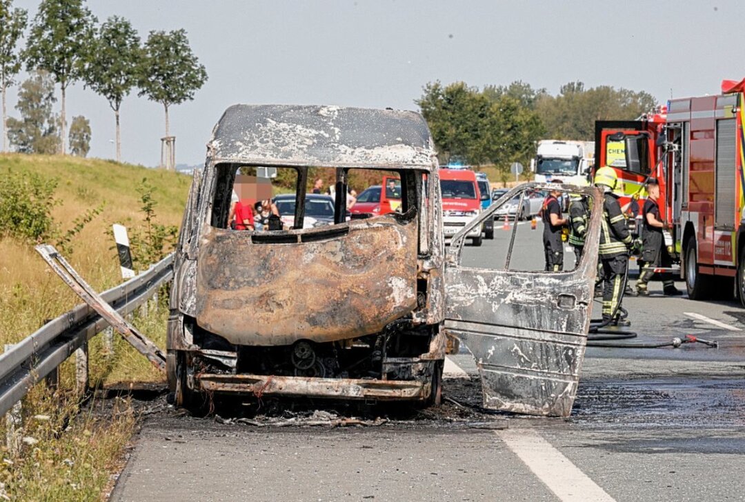 Vollsperrung auf der B174: Transporter brennt komplett aus - B174 nach Brand eines Transporters gesperrt. Foto: Jan Härtel