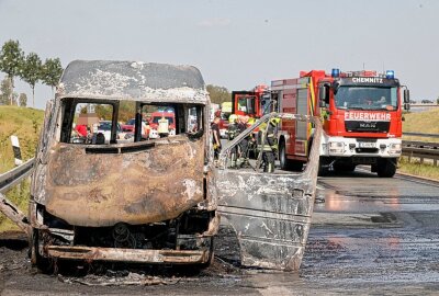 Vollsperrung auf der B174: Transporter brennt komplett aus - B174 nach Brand eines Transporters gesperrt. Foto: Jan Härtel