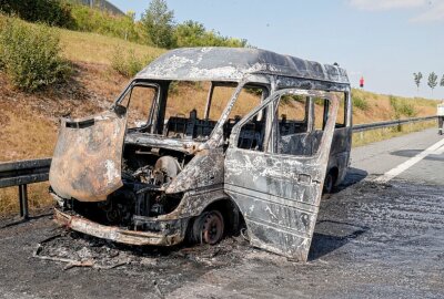 Vollsperrung auf der B174: Transporter brennt komplett aus - B174 nach Brand eines Transporters gesperrt. Foto: Jan Härtel