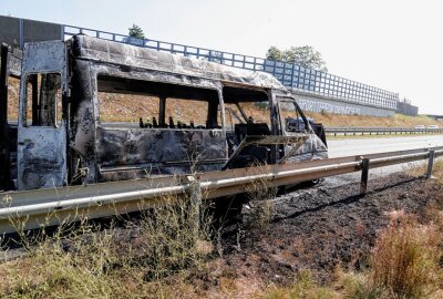 Vollsperrung auf der B174: Transporter brennt komplett aus - B174 nach Brand eines Transporters gesperrt. Foto: Jan Härtel