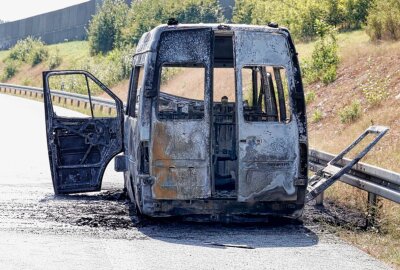 Vollsperrung auf der B174: Transporter brennt komplett aus - B174 nach Brand eines Transporters gesperrt. Foto: Jan Härtel