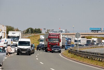 Vollsperrung auf der B174: Transporter brennt komplett aus - B174 nach Brand eines Transporters gesperrt. Foto: Jan Härtel