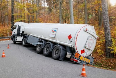 Vollsperrung auf der S236: Gefahrguttransport kommt von der Fahrbahn ab - Ein Gefahrguttransporter rutschte in den Graben. Foto: Harry Haertel