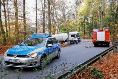 Vollsperrung auf der S236: Gefahrguttransport kommt von der Fahrbahn ab - Ein Gefahrguttransporter rutschte in den Graben. Foto: Harry Haertel