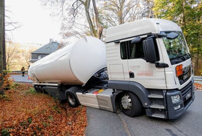 Vollsperrung auf der S236: Gefahrguttransport kommt von der Fahrbahn ab - Ein Gefahrguttransporter rutschte in den Graben. Foto: Harry Haertel