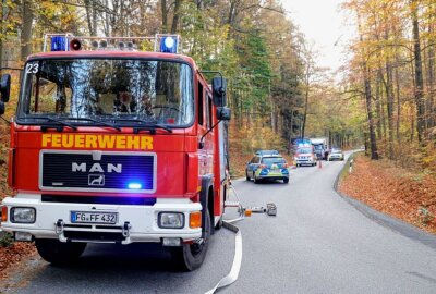 Vollsperrung auf der S236: Gefahrguttransport kommt von der Fahrbahn ab - Ein Gefahrguttransporter rutschte in den Graben. Foto: Harry Haertel