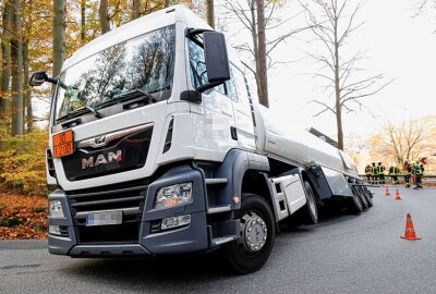 Vollsperrung auf der S236: Gefahrguttransport kommt von der Fahrbahn ab - Ein Gefahrguttransporter rutschte in den Graben. Foto: Harry Haertel