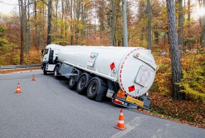 Vollsperrung auf der S236: Gefahrguttransport kommt von der Fahrbahn ab - Ein Gefahrguttransporter rutschte in den Graben. Foto: Harry Haertel