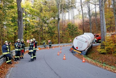 Vollsperrung auf der S236: Gefahrguttransport kommt von der Fahrbahn ab - Ein Gefahrguttransporter rutschte in den Graben. Foto: Harry Haertel