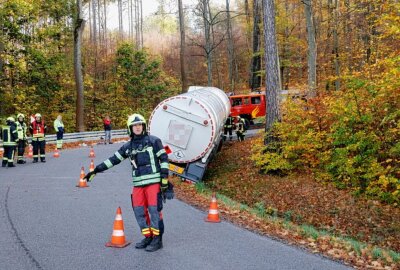 Vollsperrung auf der S236: Gefahrguttransport kommt von der Fahrbahn ab - Ein Gefahrguttransporter rutschte in den Graben. Foto: Harry Haertel