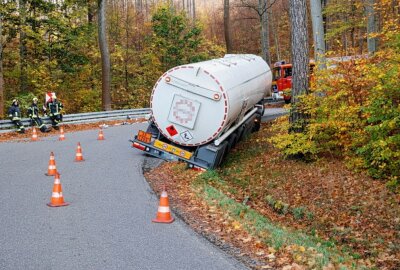 Vollsperrung auf der S236: Gefahrguttransport kommt von der Fahrbahn ab - Ein Gefahrguttransporter rutschte in den Graben. Foto: Harry Haertel