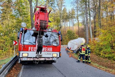 Vollsperrung auf der S236: Gefahrguttransport kommt von der Fahrbahn ab - Ein Gefahrguttransporter rutschte in den Graben. Foto: Harry Haertel