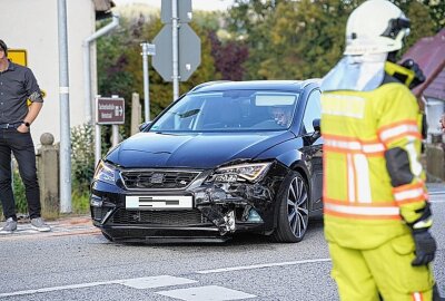 Vollsperrung auf sächsischer Bundesstraße nach schwerem Unfall - Bei einem Unfall in Wassergrund wurde eine Mutter und ihr Kind verletzt ins Krankenhaus gebracht. Foto: Lausitznews.de/ Jens Kaczmarek