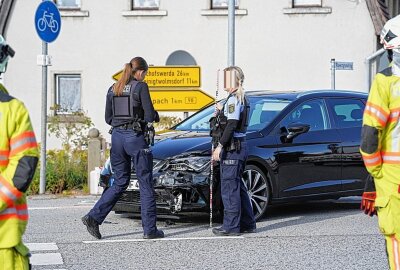 Vollsperrung auf sächsischer Bundesstraße nach schwerem Unfall - Bei einem Unfall in Wassergrund wurde eine Mutter und ihr Kind verletzt ins Krankenhaus gebracht. Foto: Lausitznews.de/ Jens Kaczmarek