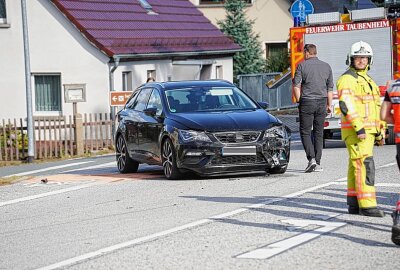 Vollsperrung auf sächsischer Bundesstraße nach schwerem Unfall - Bei einem Unfall in Wassergrund wurde eine Mutter und ihr Kind verletzt ins Krankenhaus gebracht. Foto: Lausitznews.de/ Jens Kaczmarek