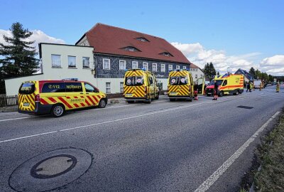 Vollsperrung auf sächsischer Bundesstraße nach schwerem Unfall - Bei einem Unfall in Wassergrund wurde eine Mutter und ihr Kind verletzt ins Krankenhaus gebracht. Foto: Lausitznews.de/ Jens Kaczmarek